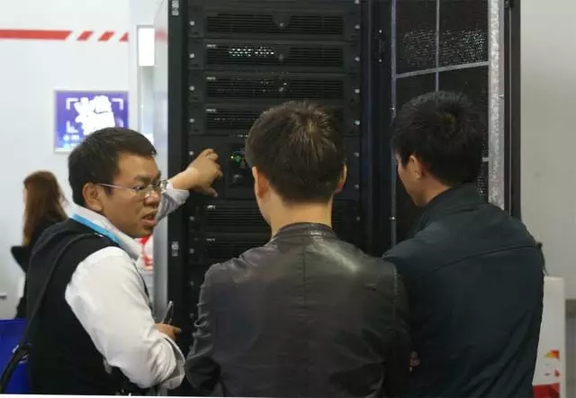 tyc1286太阳成集团客服人员接待客户